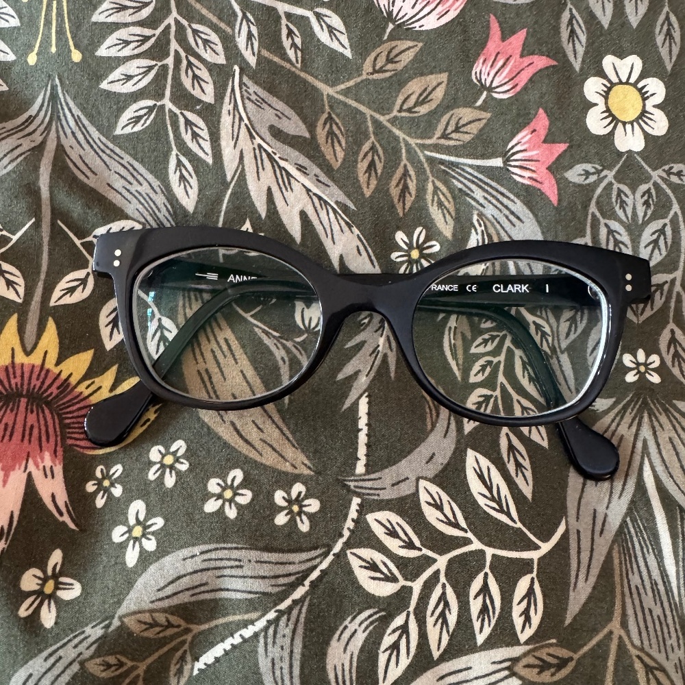 Anne et Valentin Clark black frames